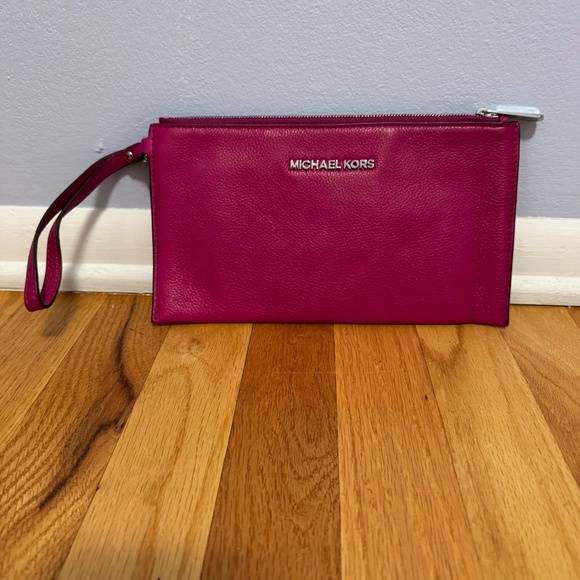 Michael kors clutch Dark pink or Fuchsia clutch has inside pockets for cards. - Picture 3 of 4